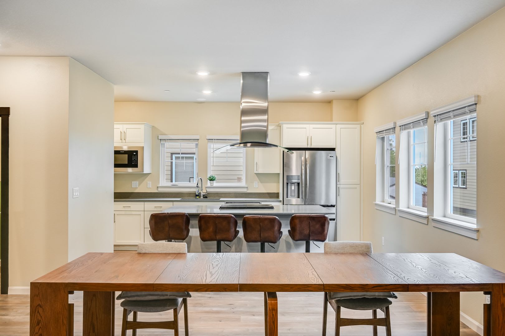 Spacious 3-Bed, 3.5-Bath Townhome in Happy Valley with Attached Garage! – photo 2