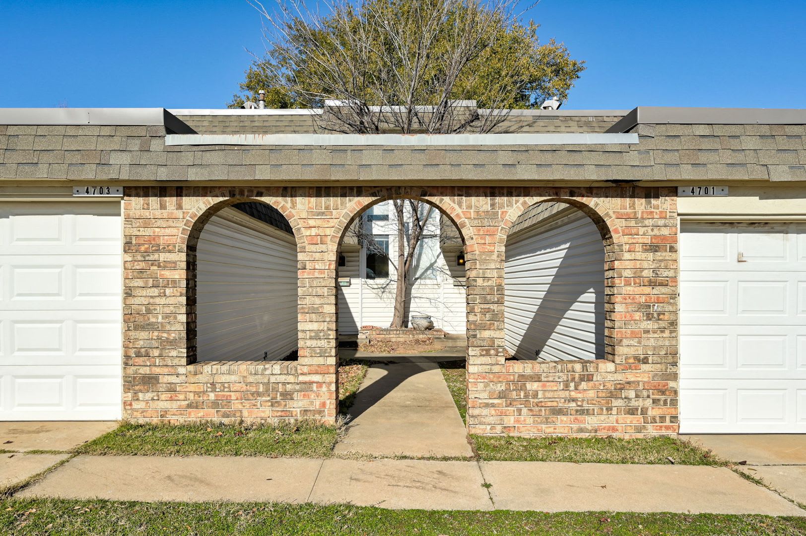 Charming and Spacious 2BD/1.5BTH Duplex Near Lake Hefner – Perfectly Located for Shopping and Dining – photo 2