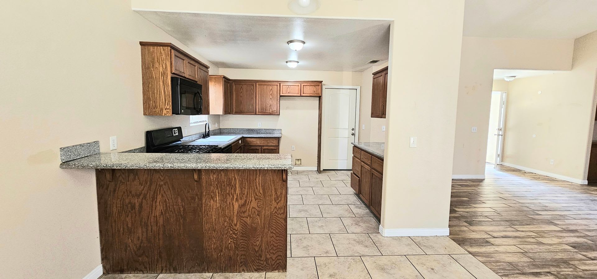 Spacious Single-Story Home with Central AC/Heat and Huge Backyard – photo 3