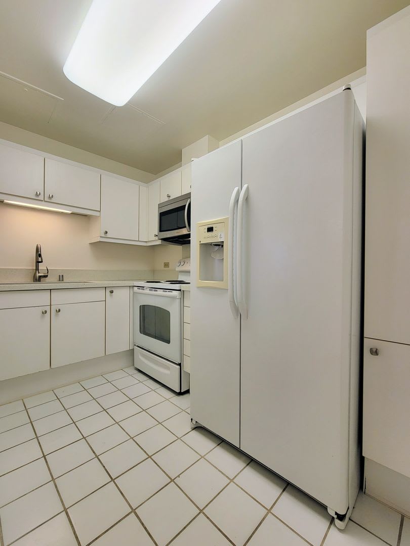 Enjoy Spectacular Ocean Mountain And City Views From This Bright 2 Bedroom 2 Bath High Floor Condo Known As The Imperial Plaza In Kakaako – photo 2
