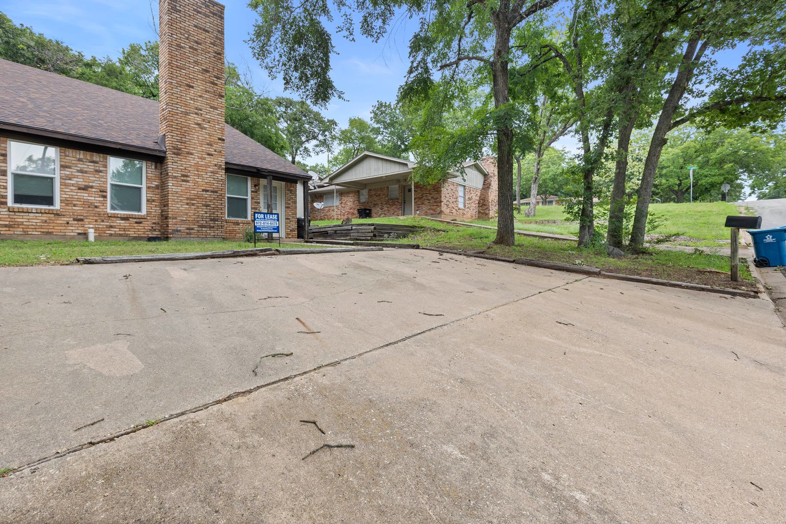 Welcome home to this charming 1-bedroom, 1.5-bath duplex nestled in a quiet neighborhood in Denison. – photo 2