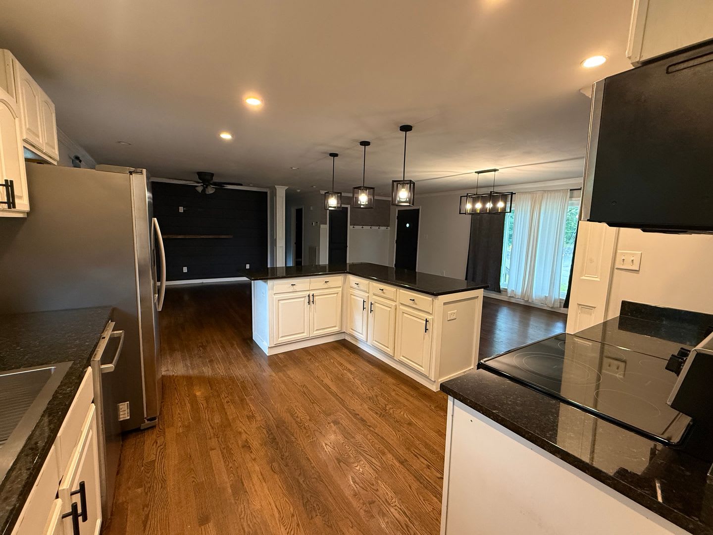 Beautifully Remodeled 3-Bedroom Home with Large Fenced Yard – photo 4