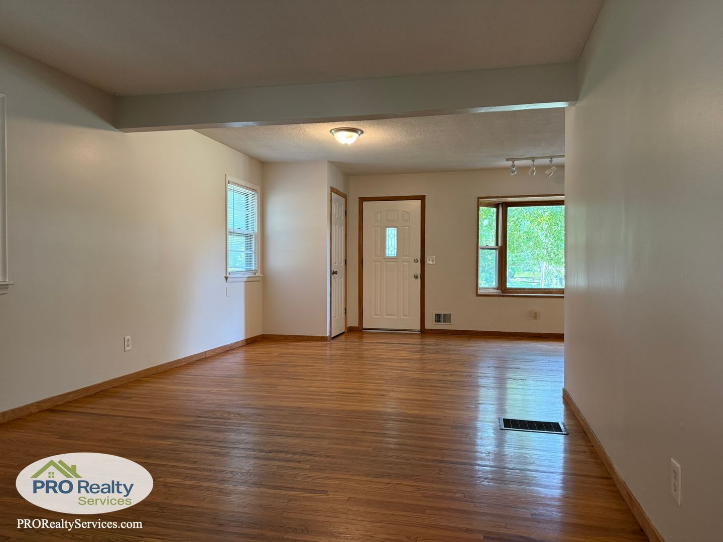 4 Bedroom Home One Block from Medicine Lake – photo 2