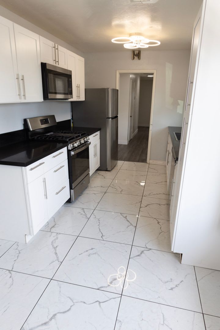 Across the street from Campus- 8 bedrooms priced at cost of A 6 bedroom! ACT Quick!- SHORT LEASE – photo 4