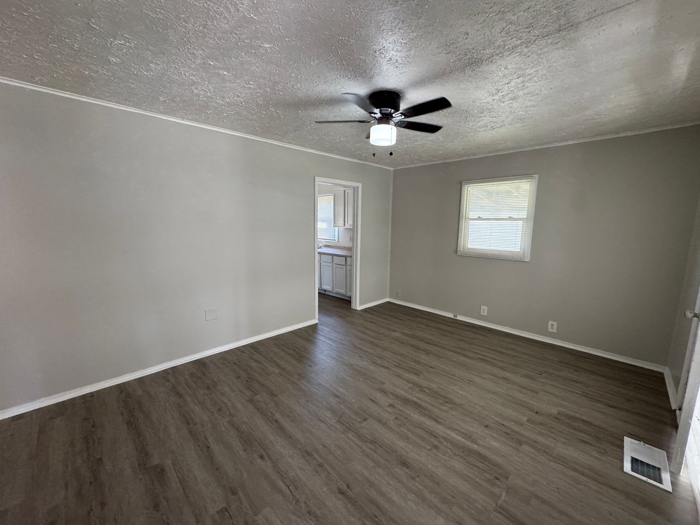 Eagledale Square 3 Bedrooms 1 Baths – photo 5