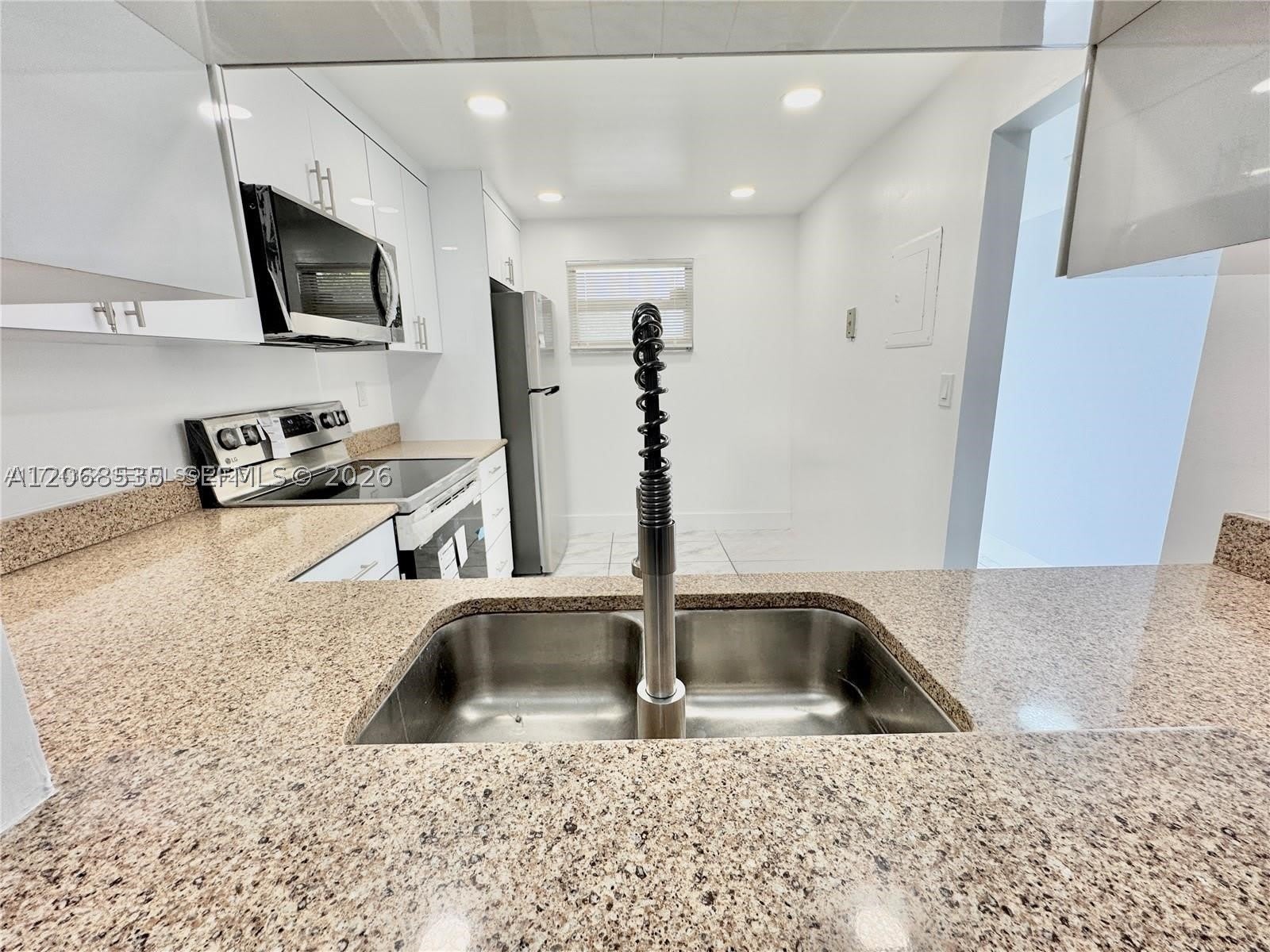 1075 Riverside Dr – photo 5