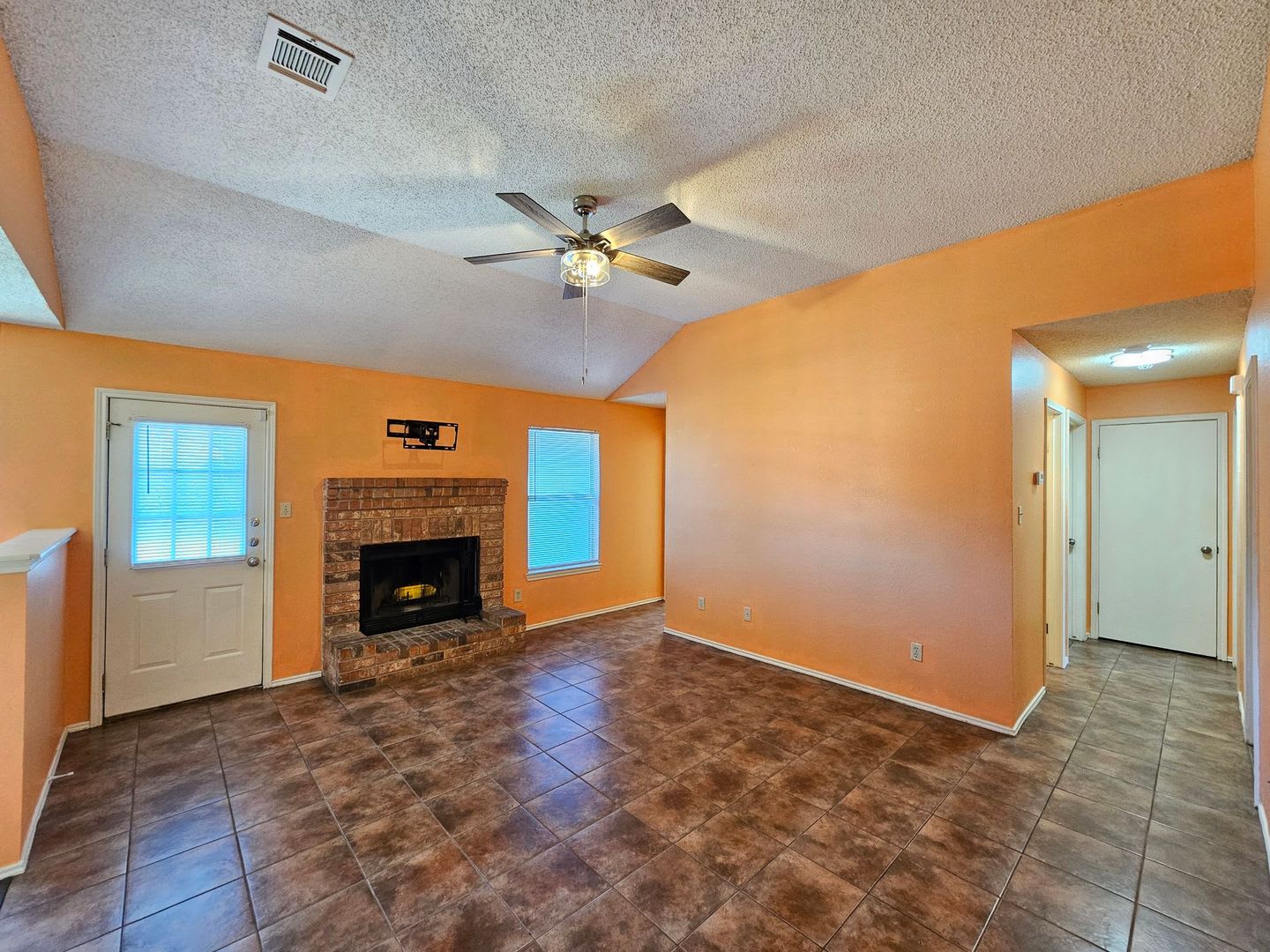 HUGE RENT REDUCTION & AVAILABLE NOW! – photo 3