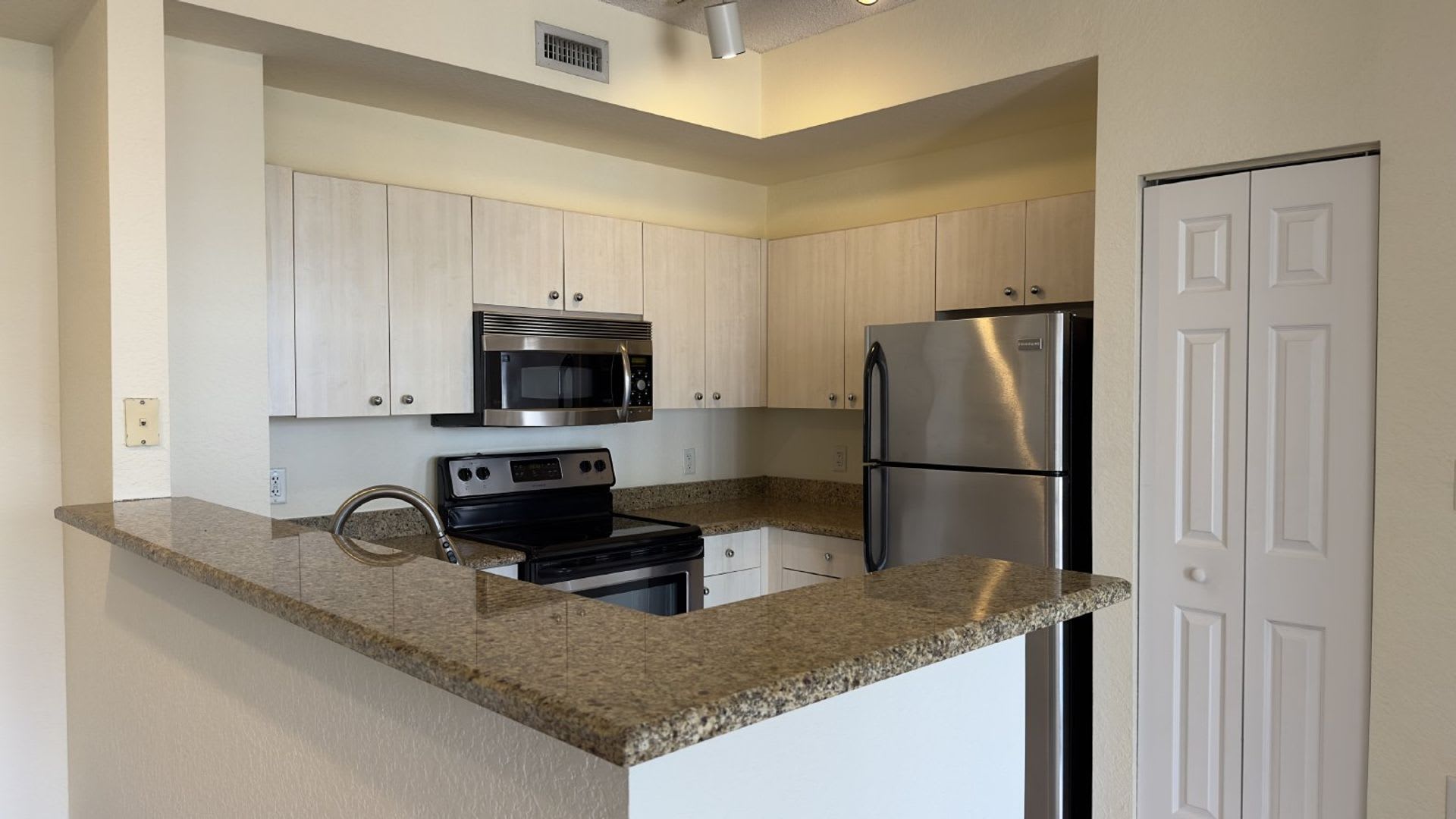 2-Bedroom Penthouse in the Heart of West Palm Beach – photo 4