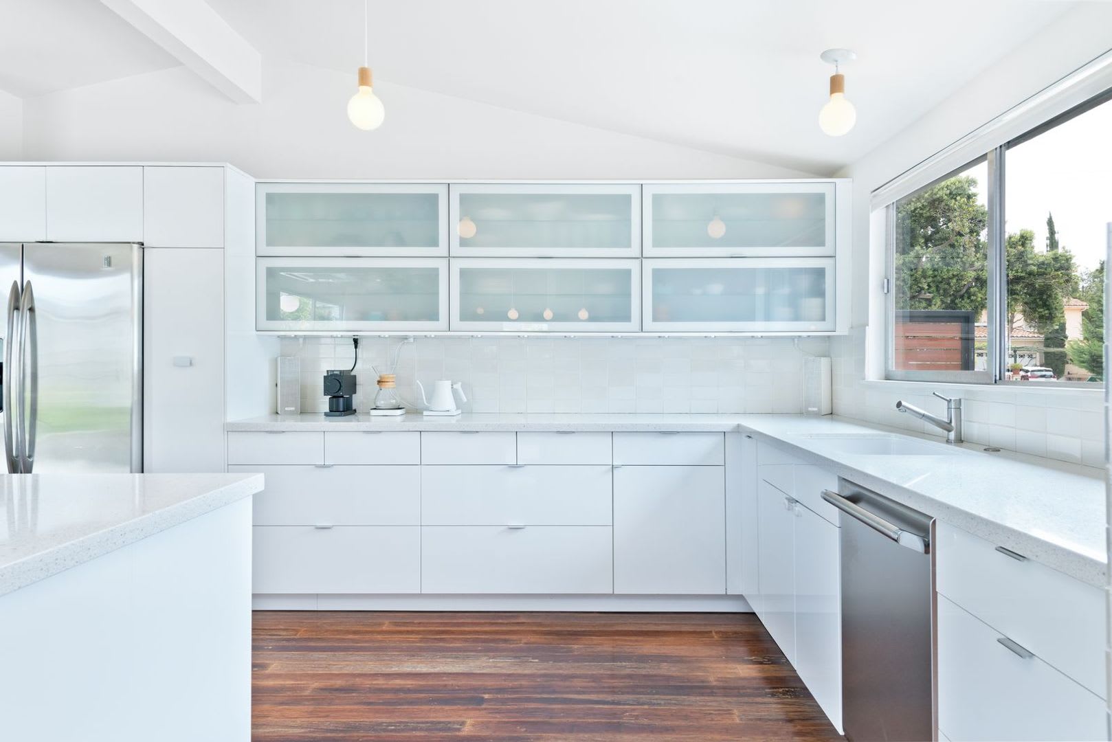 A Fully Furnished Modern Portfolio Home with a Large Backyard Oasis & 3 Comfortable Bedrooms! – photo 5