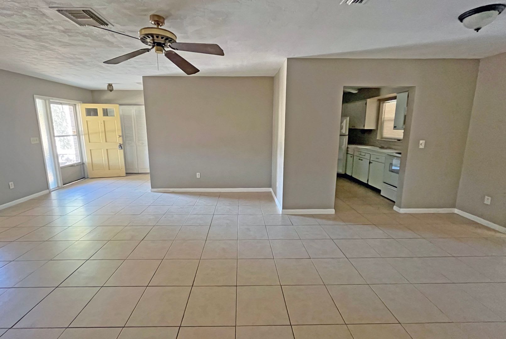 Spacious 2 2 Home Featuring Neutral Ceramic Tile Throughout Within The Heart Of Spring Hill – photo 4