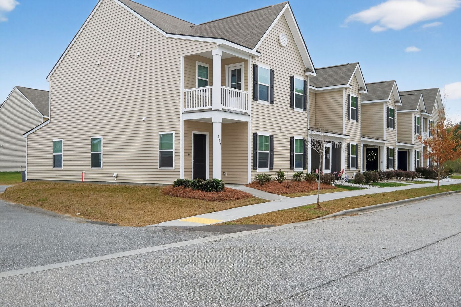 4 Bedroom 3 Bath Townhome In Rice Hope – photo 2