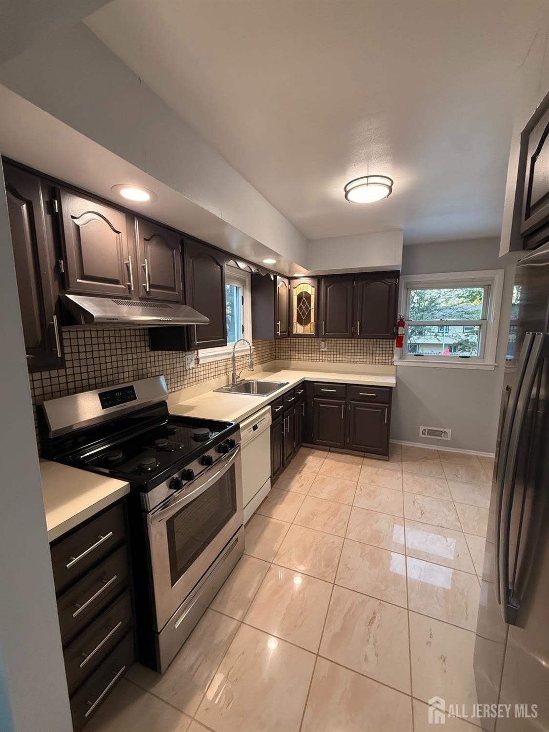183 E Henry Place E – photo 2