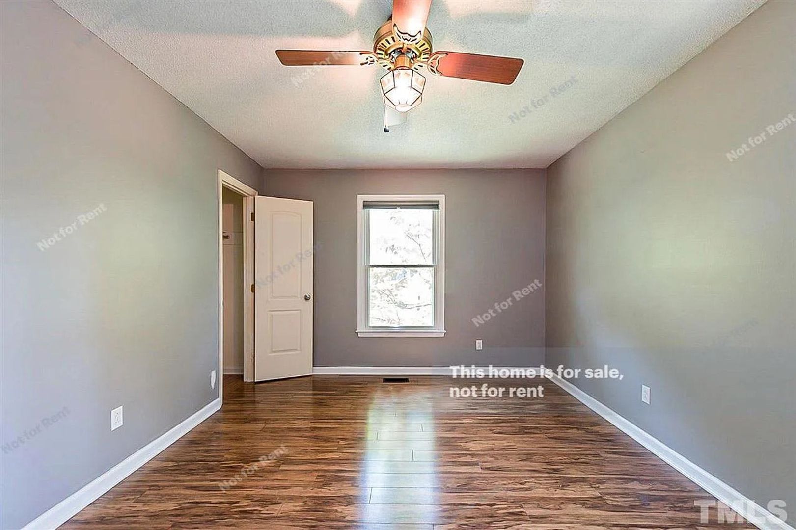 Room in 6 Bedroom Home at Oak Park Rd – photo 5