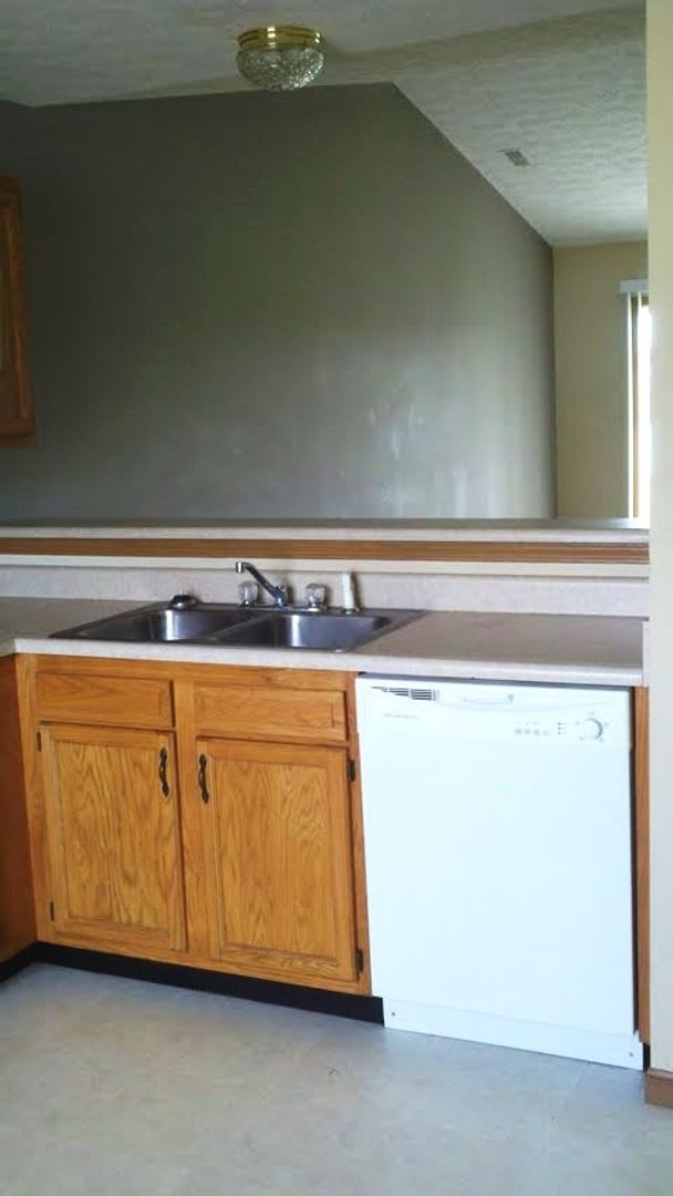 Spacious 3 Bedroom 2 Bathroom Duplex With 2 Car Garage – photo 3