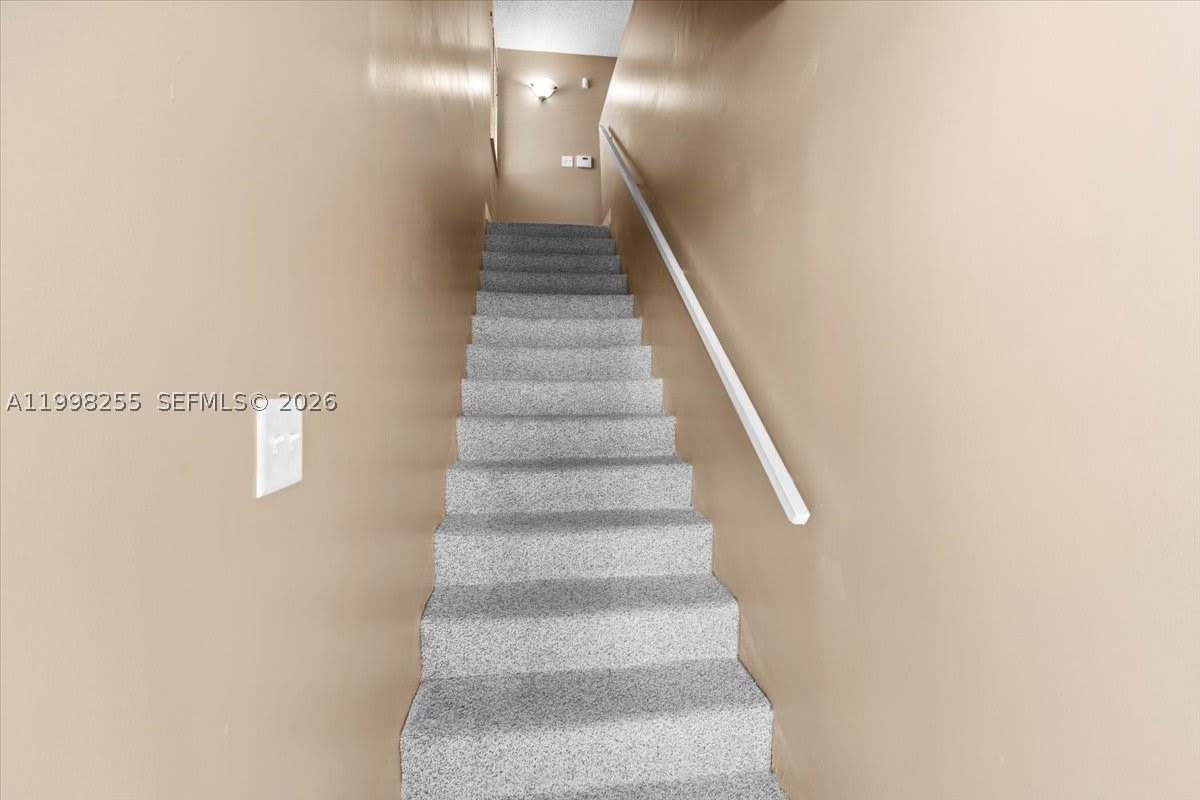 3047 N Oakland Forest Dr – photo 2