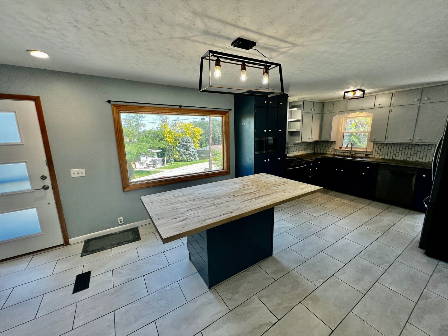 Updated 4 Bed 2 Bathroom House near East HyVee! – photo 4
