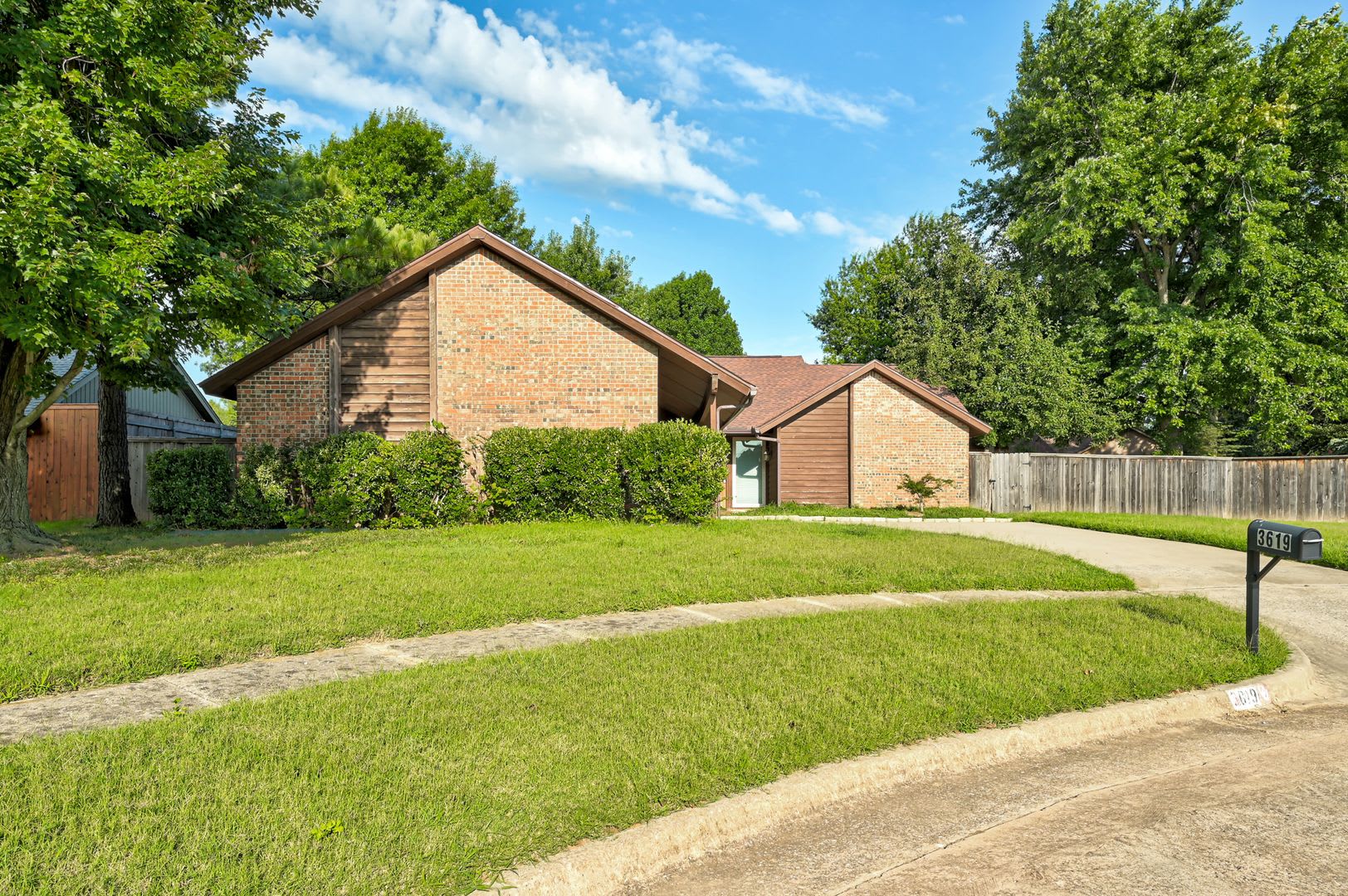 Charming 3-Bed, 2-Bath Home in West Norman – Minutes from Sooner Mall – photo 2