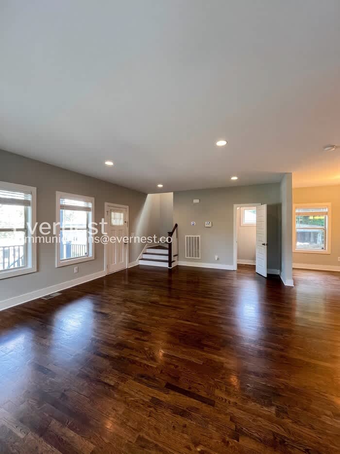2115 Burns Street – photo 3