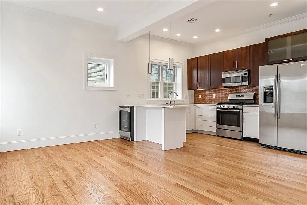 823 E 6th St Unit 8 – photo 3