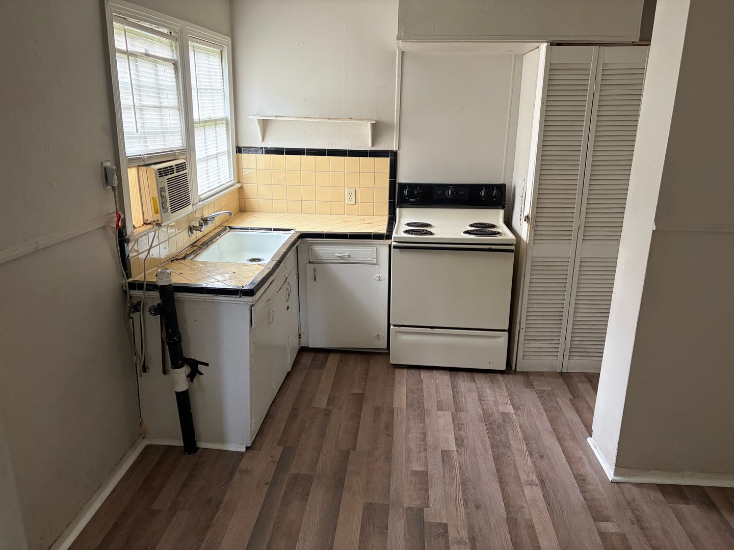 New Paint and Flooring, 1 Bedroom Bossier Home – photo 5