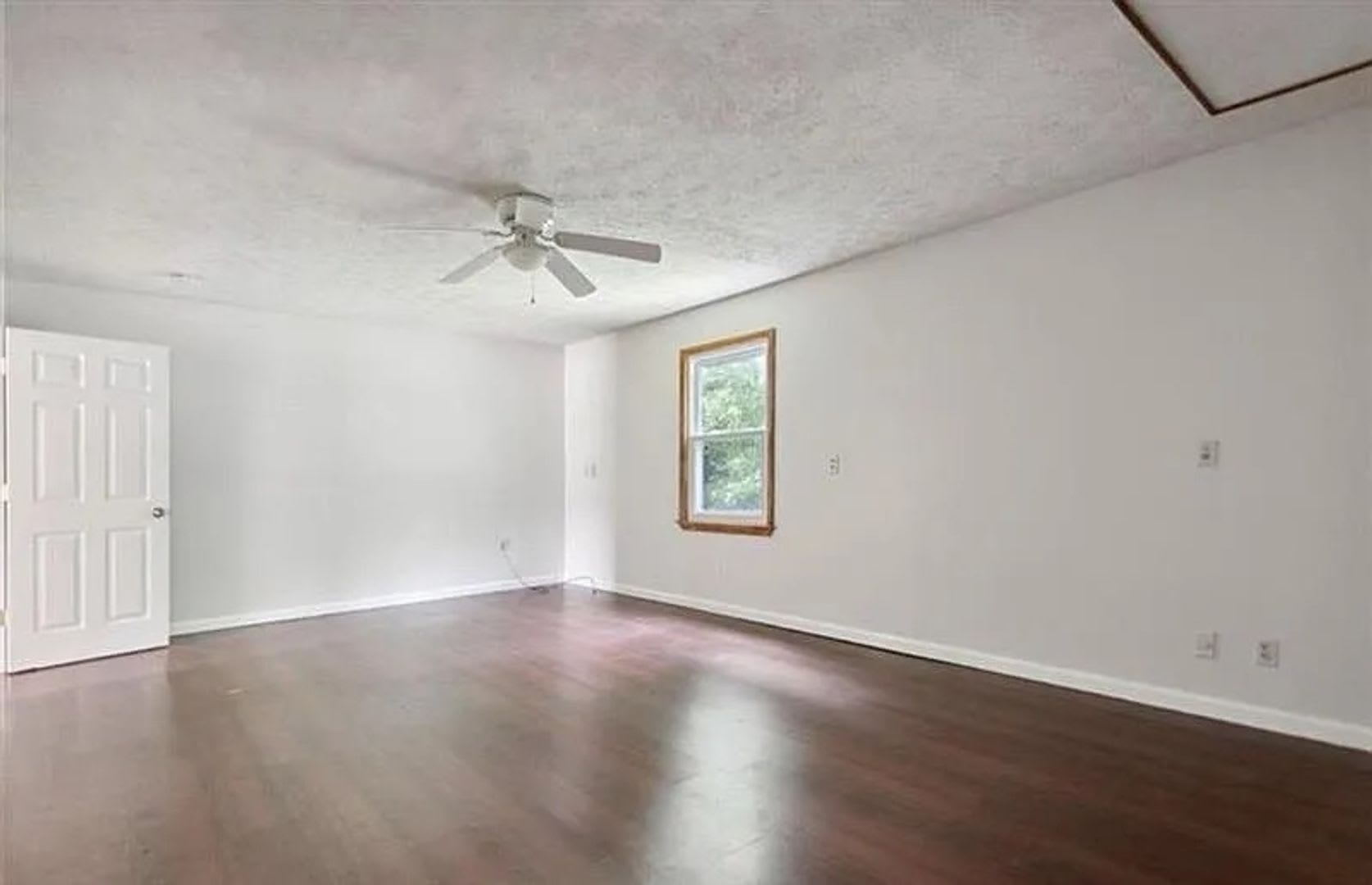 Room in 4 Bedroom Home at Brooks Dr – photo 4