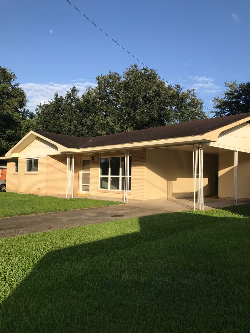 3 Bedroom 1 1 2 Bath Brick Home – photo 2