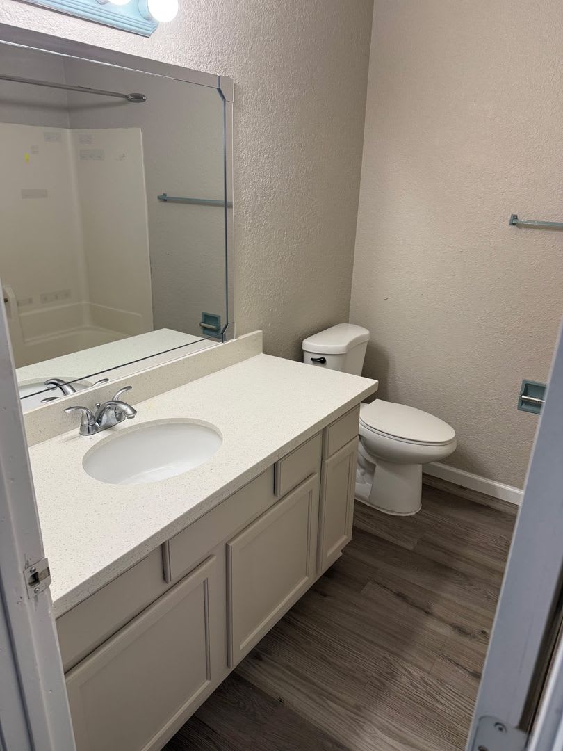 New Remodeled 2 Bedroom 1 Bath Unit With Private Patio And Full Size Washer And Dryer Hookups – photo 5