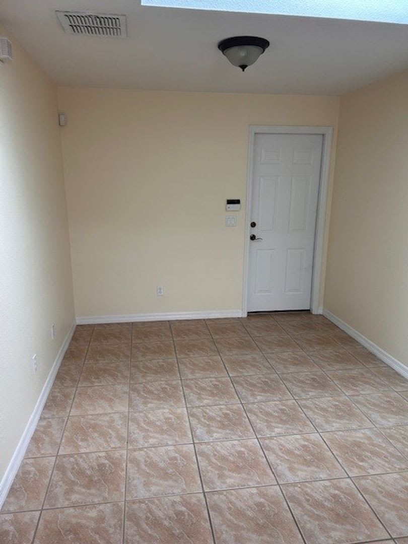 CUTE! 1 BEDROOM / 1 BATH / 2 CAR GARAGE – photo 2