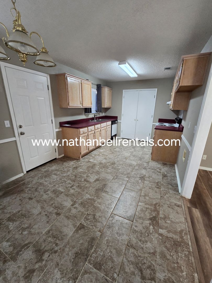 Single-Family Home: 3 Bed, 2 Bath – photo 2