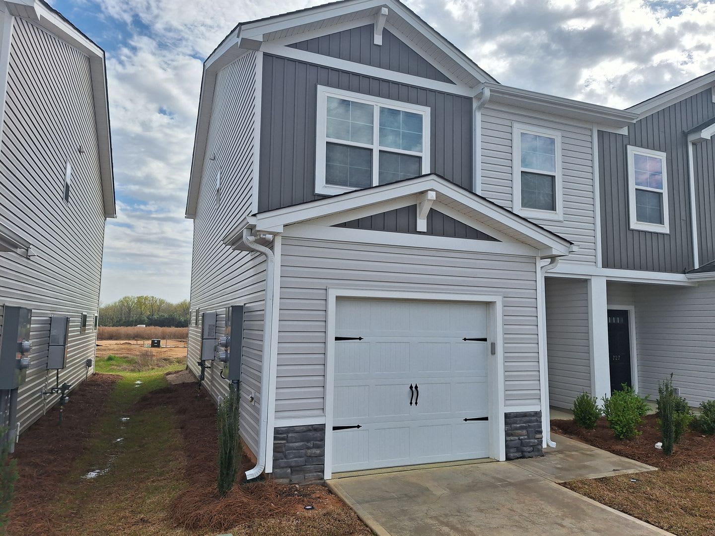 Remarkable 3 Bd And 2 5 Ba Townhome With Great Amenities And Close To Fort Jackson – photo 2
