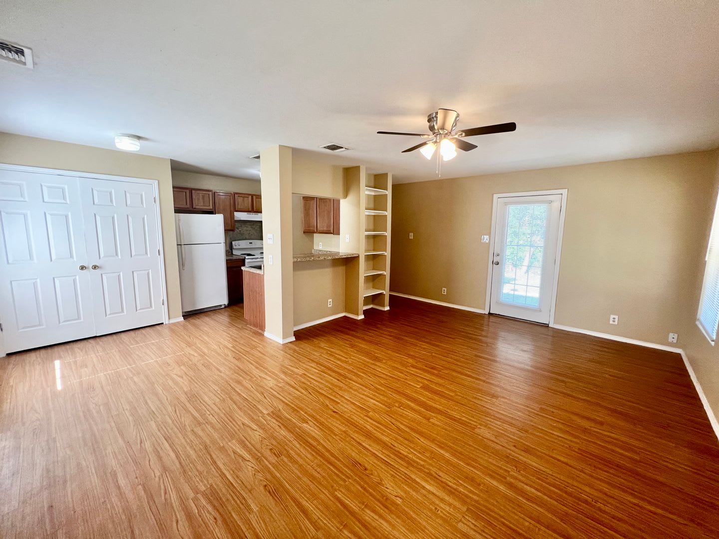 *MOVE IN SPECIAL* Great Location! 3 Bedroom Home Near Shopping & Dining! – photo 3