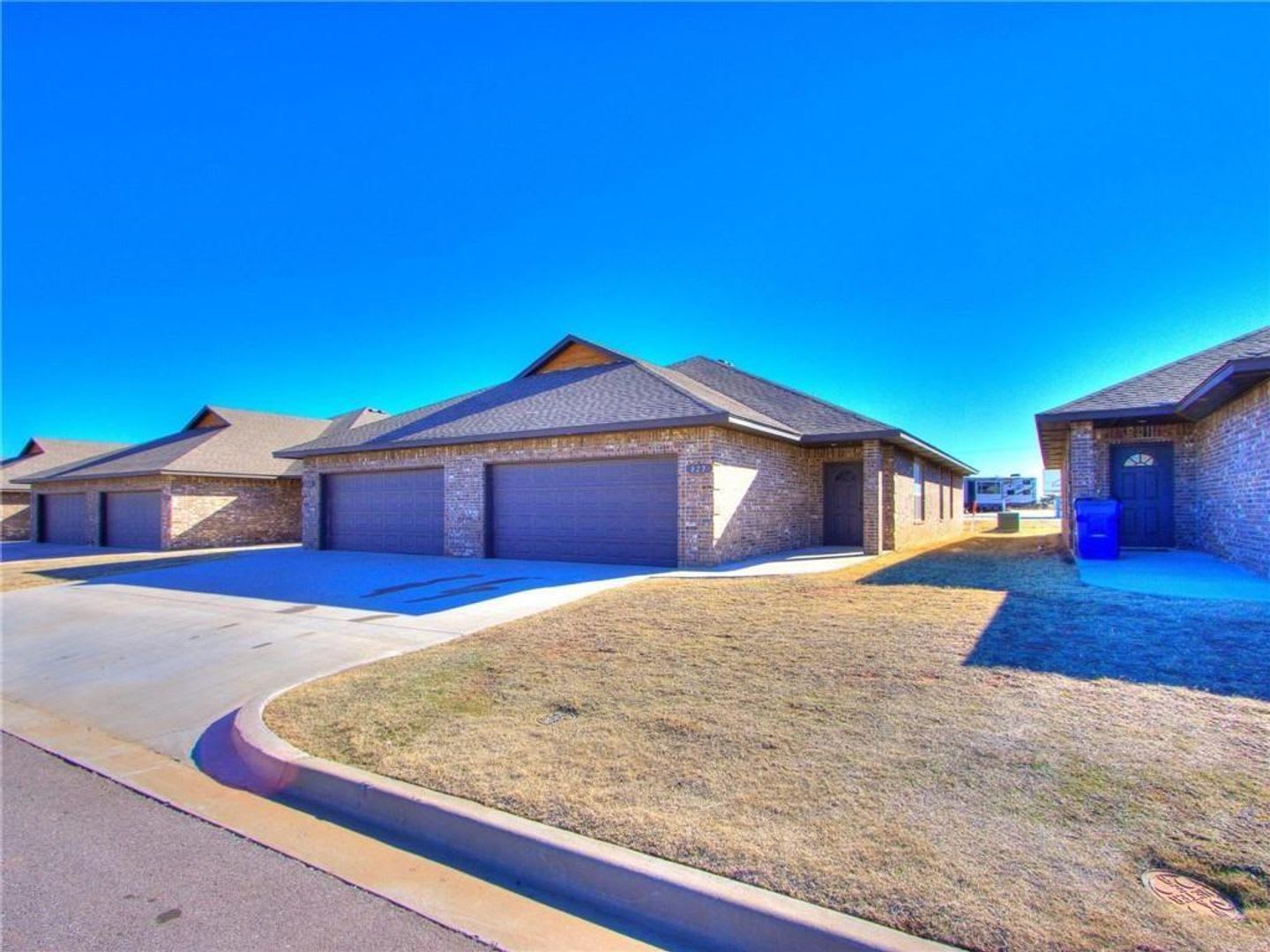 3br 2ba duplex with 2 car garage in Kingfisher! – photo 1