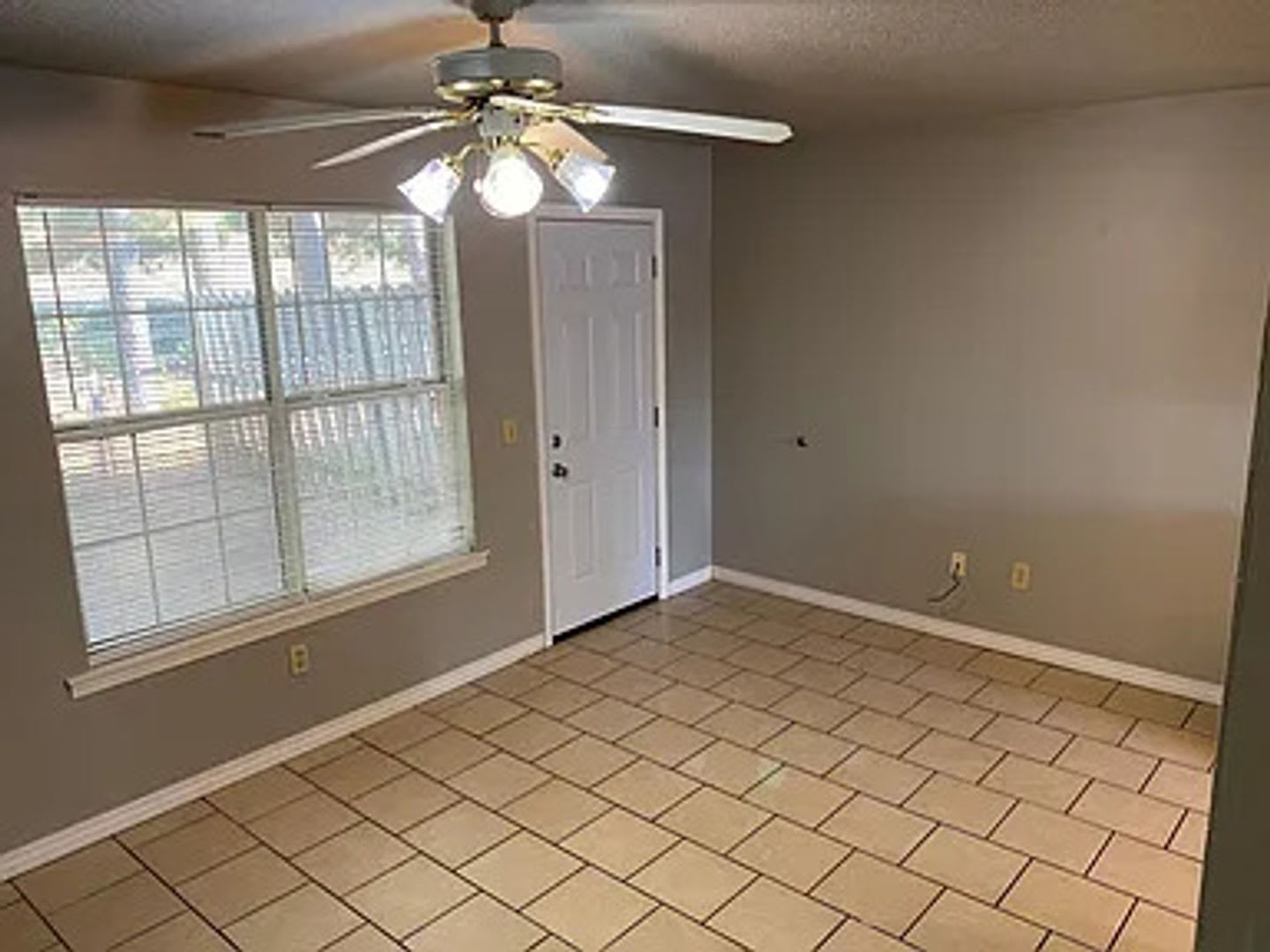 2 Bedroom, 1.5 Bathroom, Two-Story Townhouse with fenced-in backyard in Farmington – photo 2