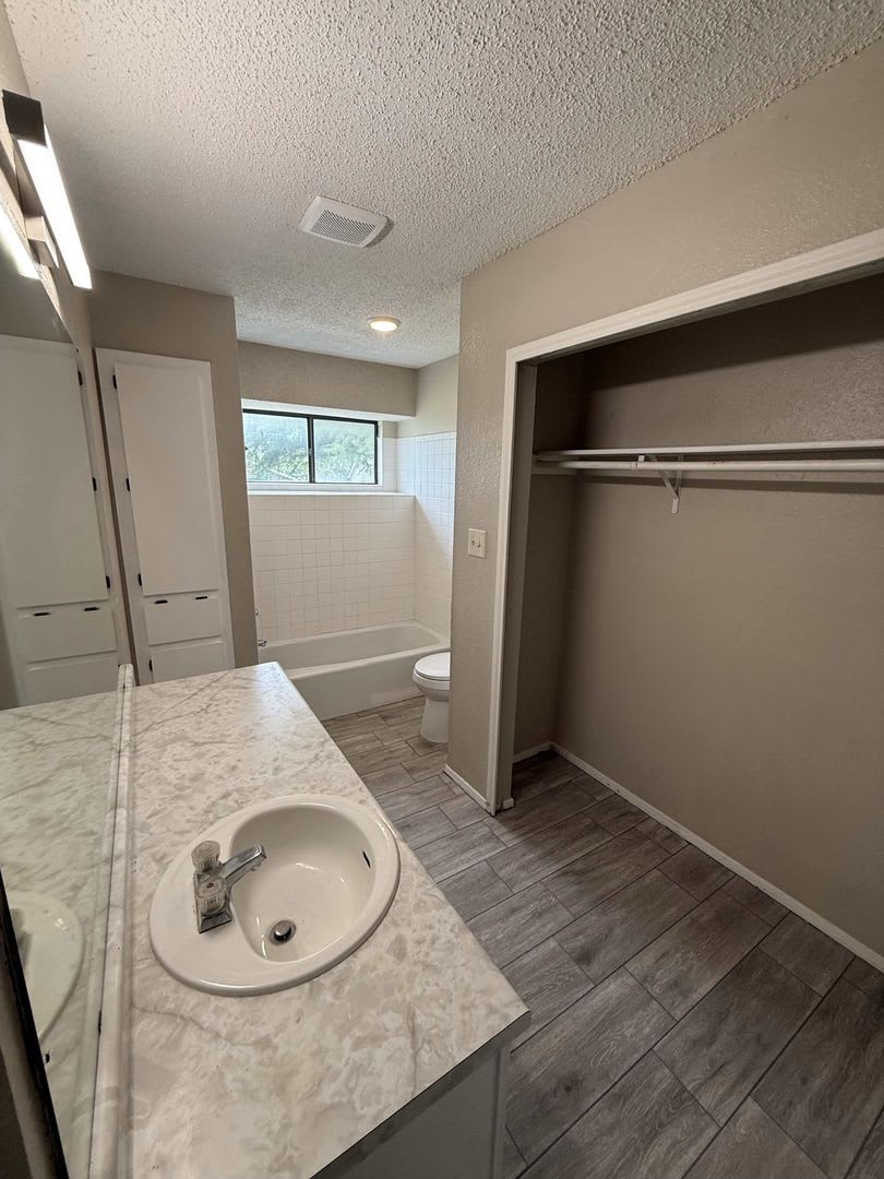 Awesome Property at Round Rock – photo 2