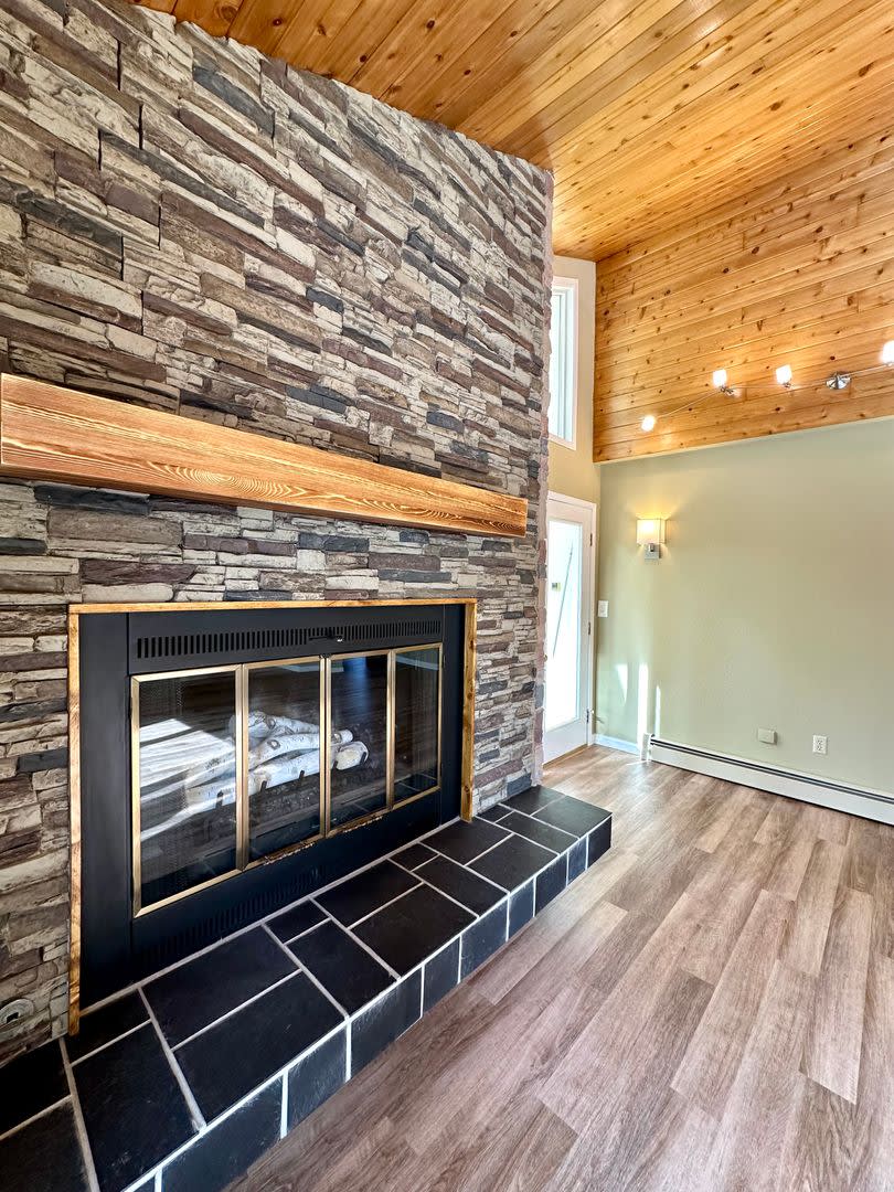 LIKE NEW REMODEL! – photo 3
