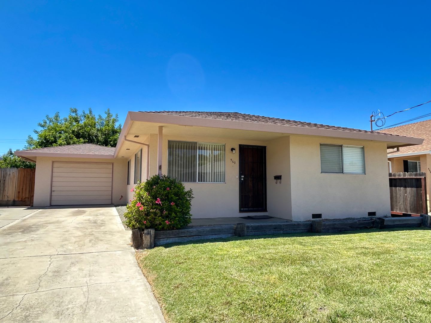 2 Bedroom, 1 Bath Home – photo 1