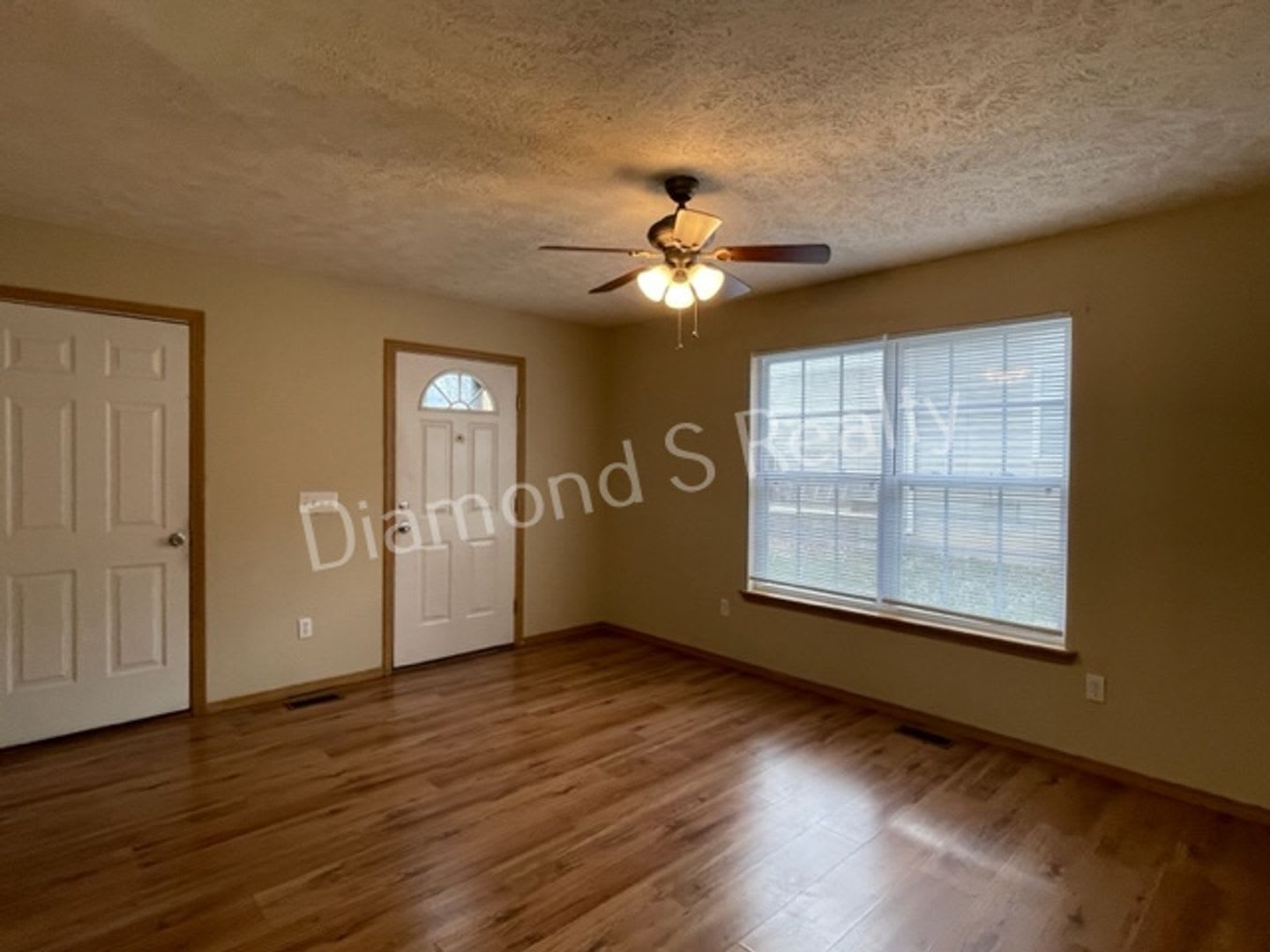 Great Duplex Available Now! – photo 3