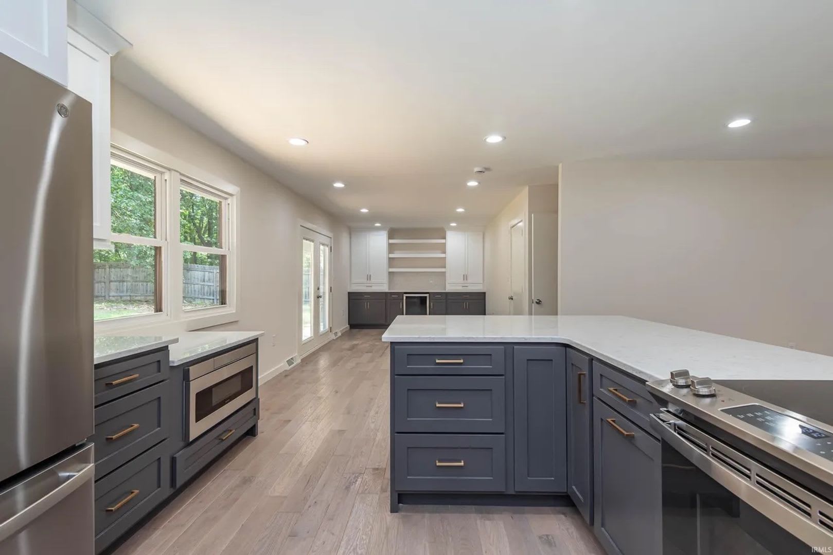 Totally renovated east-side location 4BR 3BA! – photo 5