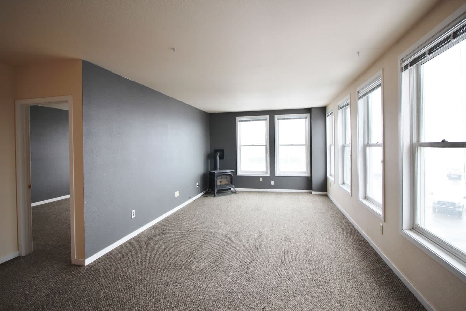Spacious one bedroom, one bath apartment in town. – photo 1