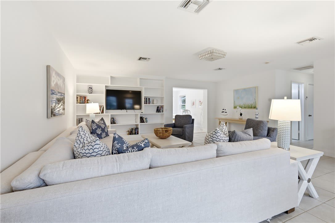 725 Dahlia Lane – photo 4