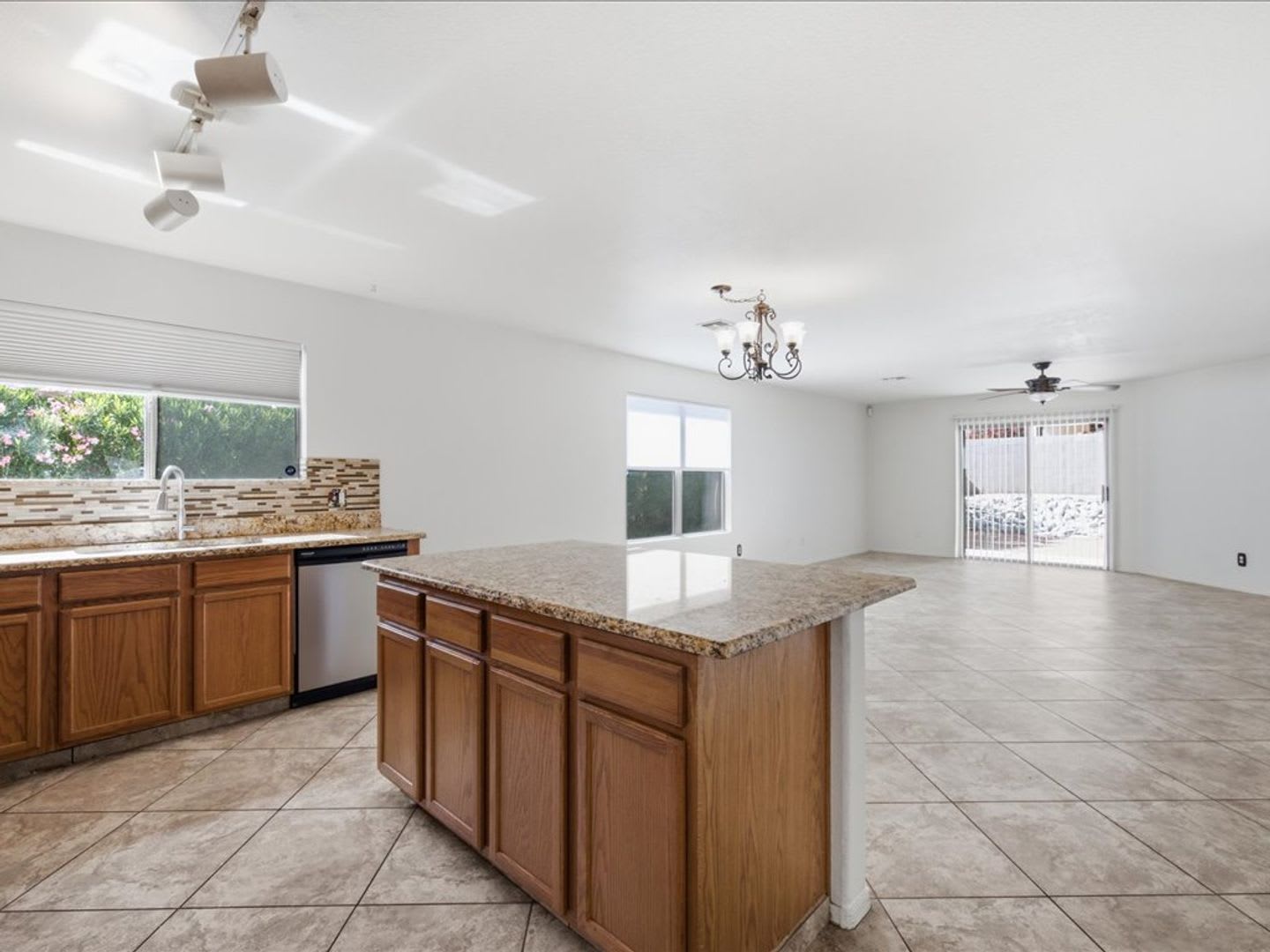 Spacious 4-Bedroom Home with Modern Features & Large Backyard! – photo 5