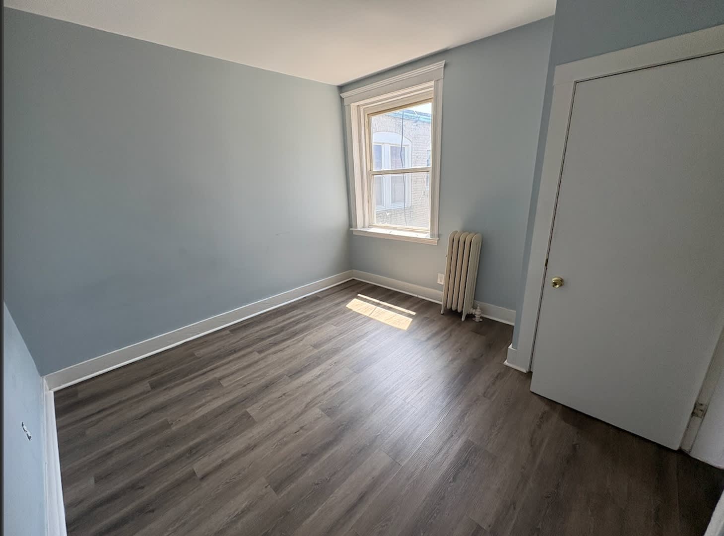 Beautiful 3 bed with in unit laundry and balcony GREAT DEAL for 9/1/26 – photo 4