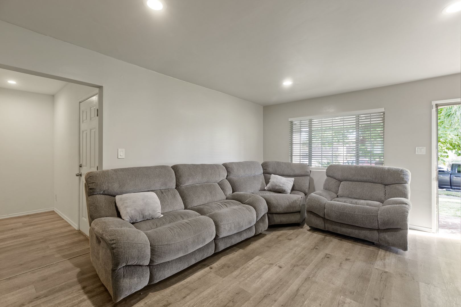 3-Bedroom, 2-Bath Home with Spacious Backyard – photo 4