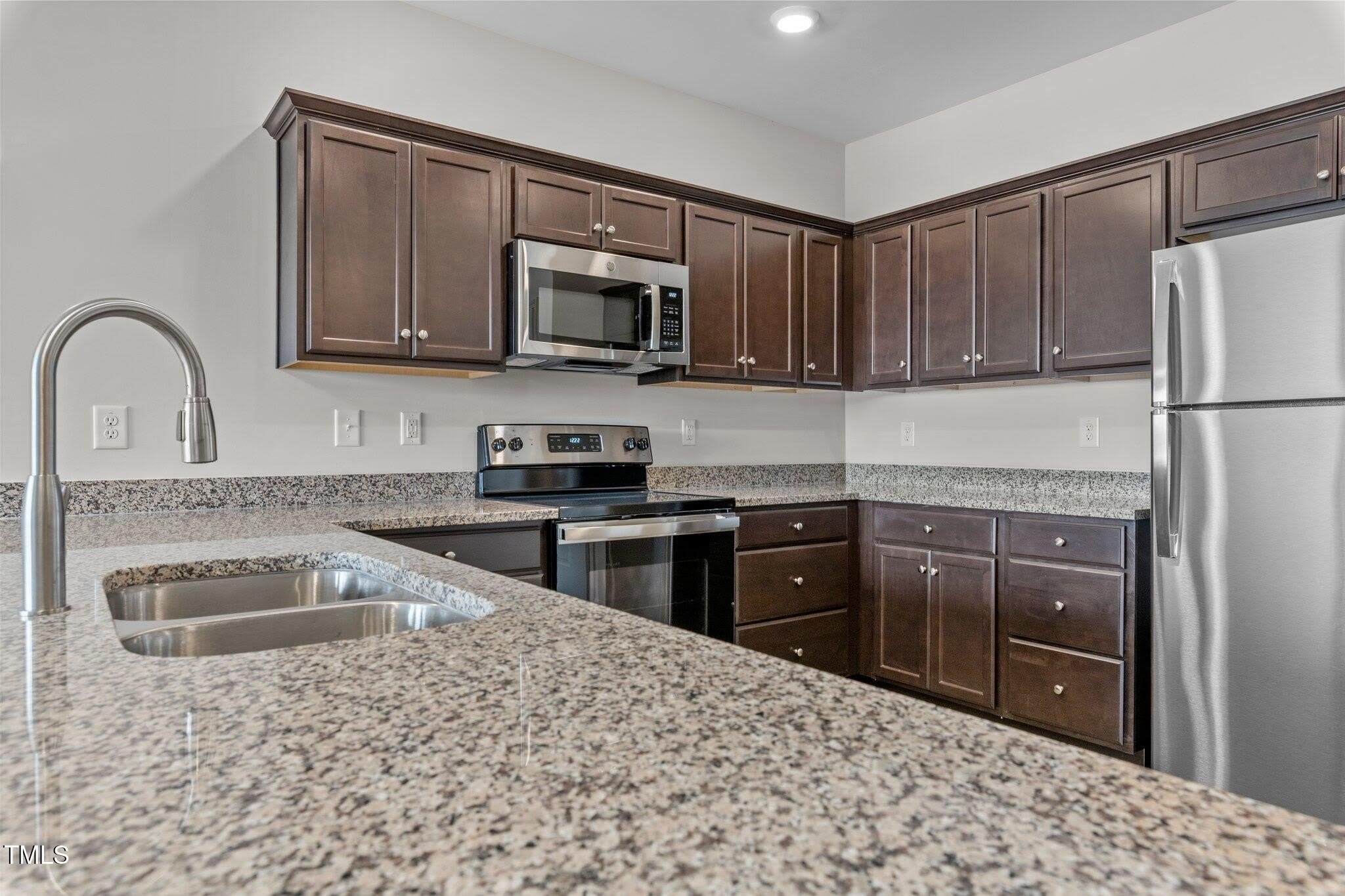 170 Grove Circle – photo 1