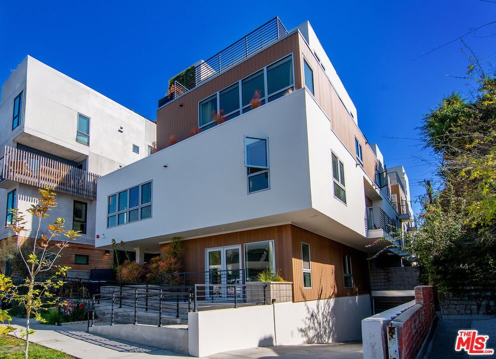 1236 N Fairfax Ave – photo 2