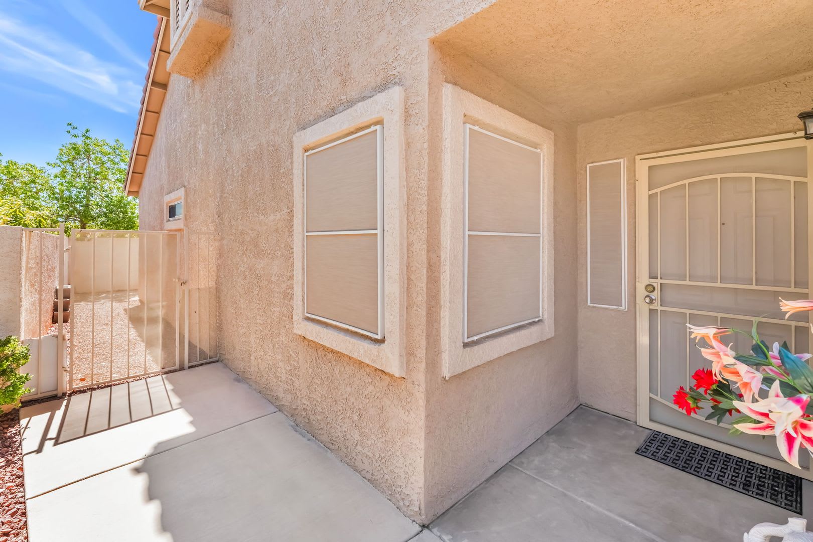 Charming Single-Story Townhome with Vaulted Ceilings in a Gated Northwest Community! – photo 1