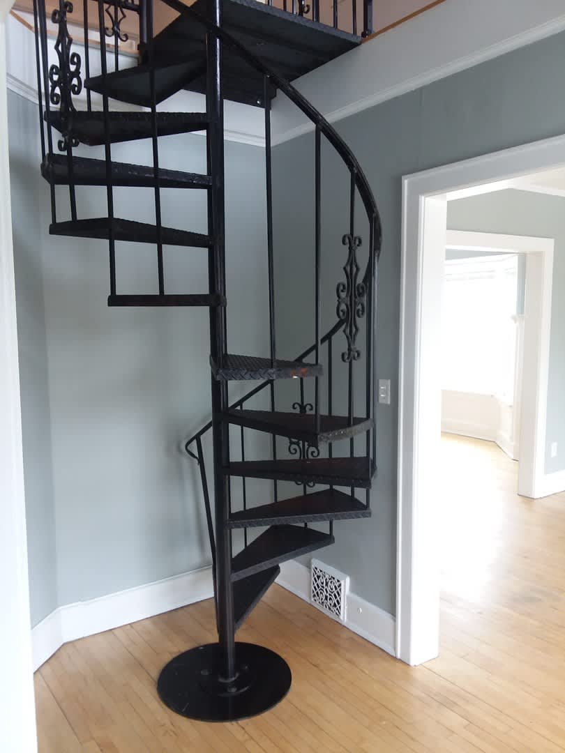 Large Spacious 4 Bedroom UPPER with Large Living Room and Dining Area!! – photo 2