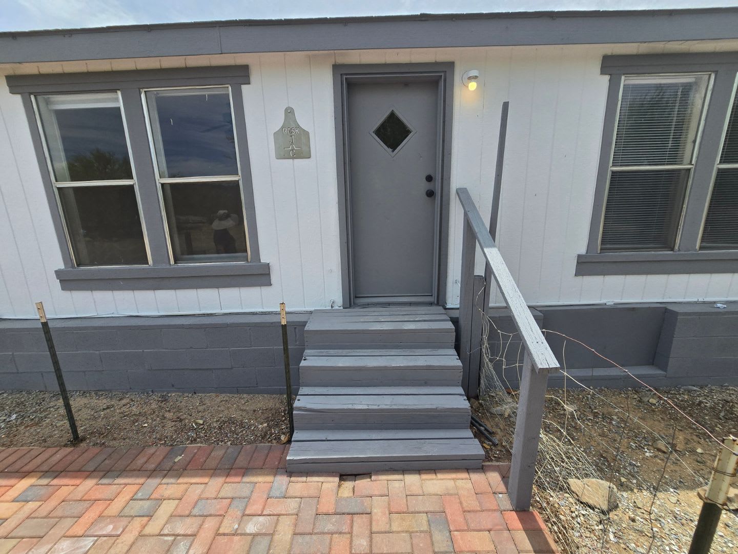 HUGE PRIVATE LOCATION 3 BEDROOM 2 BATH HOME!! – photo 1