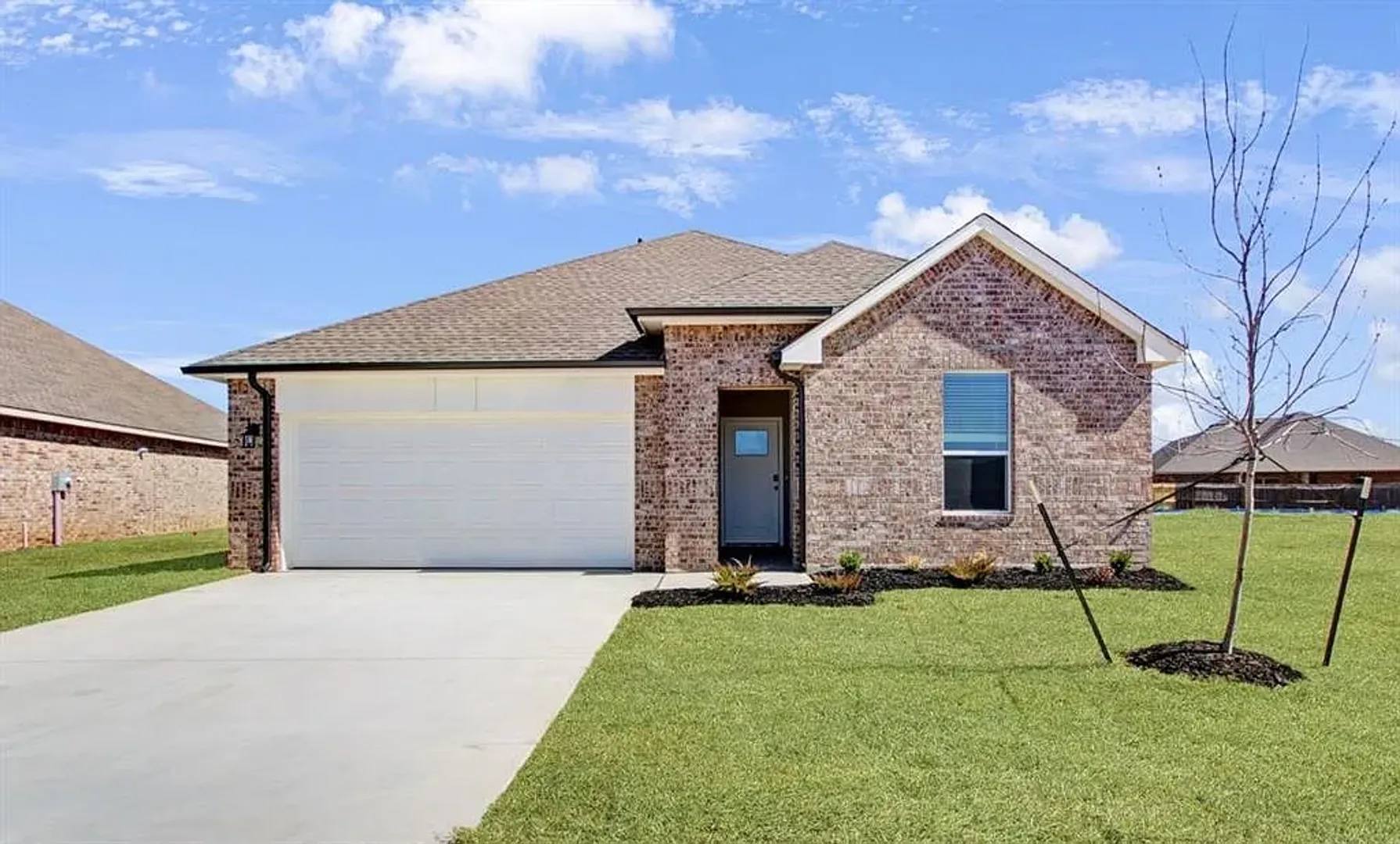 Beautiful 4-Bedroom Yukon Home with Study, 3 Full Baths & Fenced Backyard – photo 1