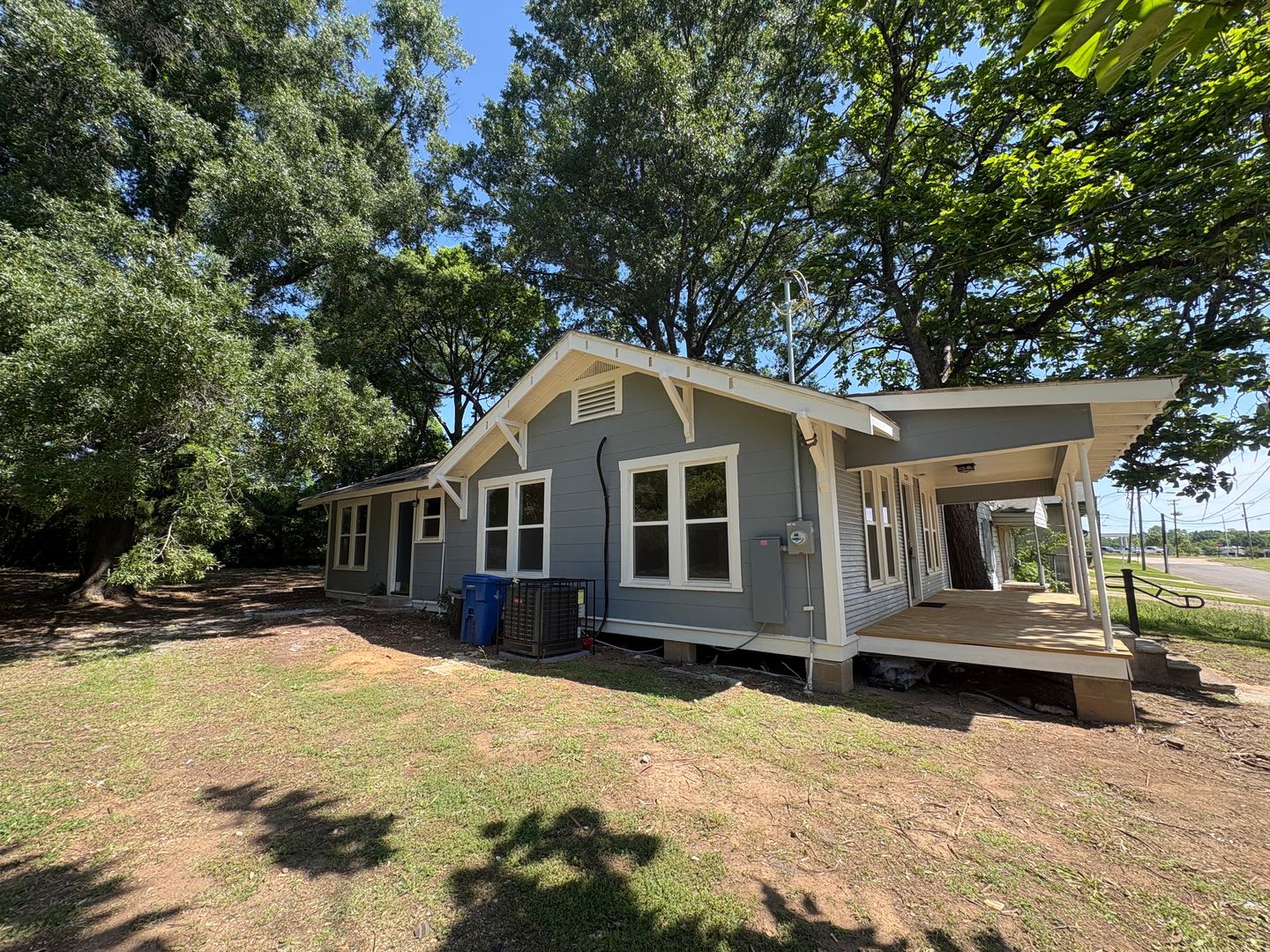 Gorgeous fully remodeled 3 bed/1.5 bath Craftsman-style Bungalow – photo 2